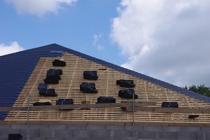 Exemple de construction d'une nouvelle toiture en ardoise naturelle en province de Hainaut.