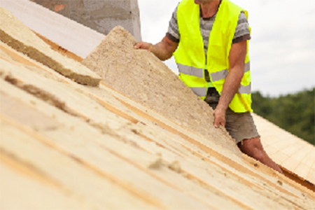Placement d'isolant sur la toiture du chantier de Lustin.