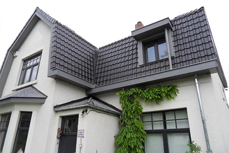 Maison avec un toit en ardoise flambant neuf suite aux réparations de Créa-Toit.