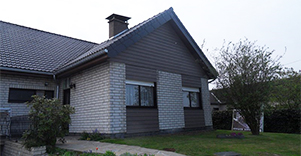 Bardage de la façade avant d'une maison par Créa-Toit. Le résultat est professionnel et adapté au style de la maison.
