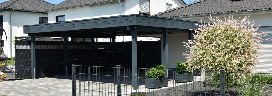 Carport avec des tons carbones fait avec minutie, adapté au design de la maison.